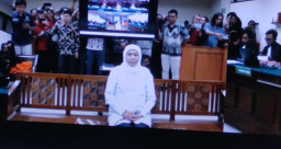 Khofifah Minta Maaf Baru Hadir di Sidang Dana Hibah, Tegaskan Bersikap Kooperatif