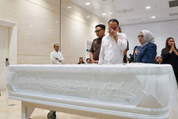 Beri Penghormatan Terakhir untuk Adi Sutarwijono, Eri Cahyadi Teteskan Air Mata