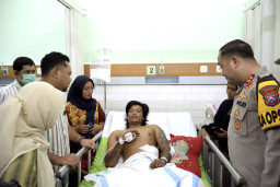 Bupati Yani Tinjau Korban Insiden Panceng, Pastikan Keamanan Wilayah Terjaga