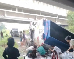 Truk Pengangkut Solar Terjun dari Tol Mojokerto ke Bawah Jembatan Bancek