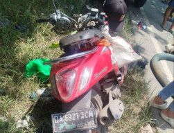 Scoopy Ringsek Tabrak Pikap di Jalan Gubernur Syarkawi