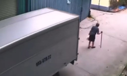 Jalan Mundur, Truk Box Tabrak Lansia