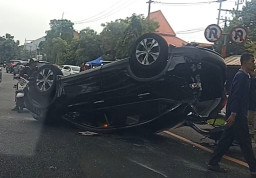 Jelang Buka Puasa, Mobil Terbalik di Pagesangan Surabaya, Samping Masjid Agung Al Akbar