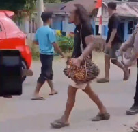 Ketahuan Mencuri, Pria Ini Diarak sambil Memanggul Buah Sawit di Leher