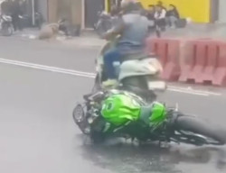 Kawasaki Ninja tanpa Plat Nomor Tabrak Honda Civic, Pengendara Luka Berat
