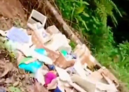 Mayat Wanita Berbaju Pink Ditemukan di Tumpukan Sampah 