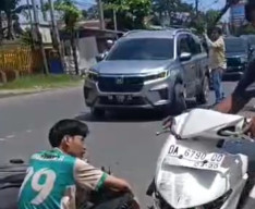 Pengendara Roda Dua Tergeletak dengan Luka Parah di Kepala