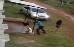 Marah, Pria Ini Tabrak Pasangannya lalu Mencekik