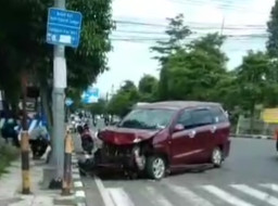Diduga Ngantuk, Avanza Tabrak Pejalan Kaki di Trotoar