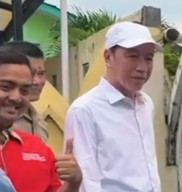 Jokowi Bagi-Bagi Sembako dan Amplop Isi Rp 50 Ribu