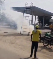 Dua Buruh Harian Tewas Tersengat Listrik saat Pindahkan Tiang Besi