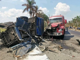Truk Menyeberang ke Jalur Berlawanan, 3 Pengendara Tewas