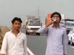 Jalan-Jalan sambil Minum Red Bull untuk Bikin Konten, Remaja Ditabrak Truk