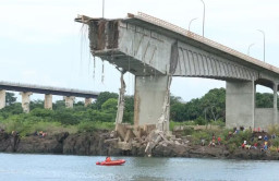 Jembatan Runtuh, 14 Tewas