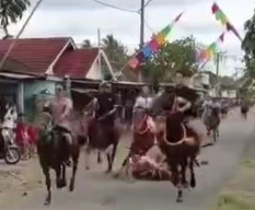 Tradisi Balap Kuda Setelah Idul Fitri, Penunggang Terpental ke Jalanan
