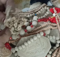 Syiah Sujud di Atas Turbah Bertuliskan Nama Ali dan Husein