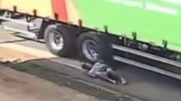 Kendarai Motor, Nenek 62 Tahun Nyaris Dilindas Truk