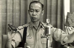 Jenderal Hoegeng Buang Semua Perabot Pemberian Orang Lain Seperti Barang Rongsokan