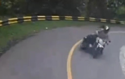 Tergelincir saat Belok di Tikungan, 2 Pemotor Tewas Dilindas Bus