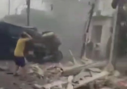 Truk Tabrak Warung, 1 Tewas