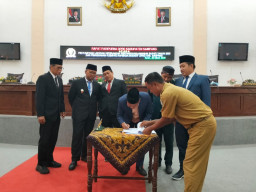 Sidang Paripurna DPRD Kabupaten Sampang, LKPJ Bupati 2025 dan 4 Raperda Inisiatif Berjalan Mulus