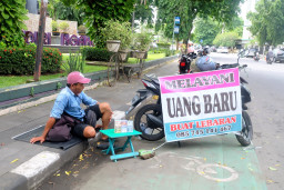 Menjelang Lebaran, Jasa Penukaran Uang di Kota Kediri Tak Seramai Tahun Lalu