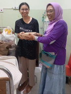 Cukup Langka, Suara Perempuan Desa (SPD) Kota Batu Bagikan Takjil di Rumah Sakit