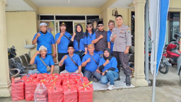 Aksi Sosial  Puluhan Jurnalis Gresik Turun ke Jalan Bagikan Takjil 