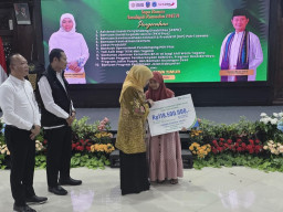 Gubernur Khofifah Serahkan Santunan BPJS Ketenagakerjaan Kepada Keluarga Tagana di Lamongan