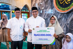 Safari Ramadan di Bungah, Ahli Waris Ketua RT Terima Santunan BPJS Ketenagakerjaan Rp42 Juta