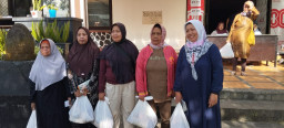 Emak-Emak Penerima Paket Sembako Merasa Terharu Atas Kepedulian Kades Tulungrejo