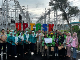 PLN UIT JBM Berbagi Kebahagiaan Ramadan Dengan Pengemudi Ojol di Gresik