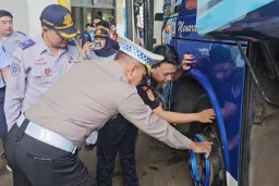 Jelang Arus Mudik, Petugas Intensifkan Rampcheck Bus di Terminal Jatijajar Depok