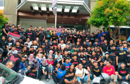 Karma Shorenk Indonesia Bagi Ribuan Takjil Gratis ke Pengguna Jalan di Lamongan