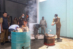 Belajar Melinting Rokok, 42 Ribu Batang Hasil Pelatihan Buruh di Kota Kediri Justru Dimusnahkan