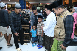 KJS Ajak Anak Yatim Belanja Baju Lebaran, Wabup Sumenep Turut Mendampingi