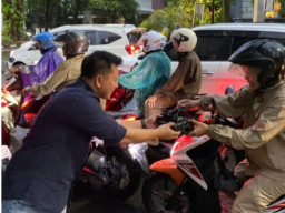 Employee Volunteering, BPJS Ketenagakerjaan Surabaya Darmo Bagi-bagi Takjil