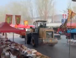 Buldoser Tabrak Pasar, 8 Orang Tewas