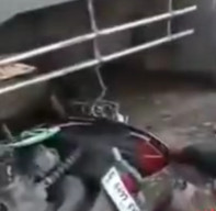 Ketegangan di Jembatan Sempit, Truk dan Motor Saling Rebutan Jalan