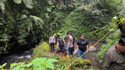 Mayat Pria Terduga Pelaku Bunuh Diri di Jembatan Cangar Dievakuasi Tim Polres Batu