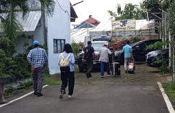 KPK Sita HP dan Kaos Pilkada Saat Geledah Rumah Warga di Kota Madiun, Diduga Terkait Kasus OTT Maidi