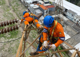 Tanpa Ganggu Pelanggan di Momen Idul Fitri, PLN Surabaya Lakukan Perawatan Jaringan Tegangan Tinggi