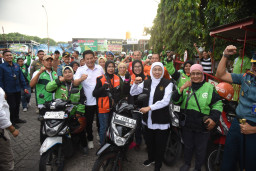 Bupati Sidoarjo Dampingi Gubernur Jatim Bagikan BBM Gratis dan Tinjau Pasar Murah