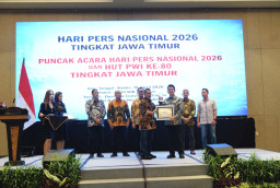 Sukses Transformasi Perbankan, Dirut Bank Jatim Raih Penghargaan PWI Jawa Timur