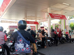 Pertalite Tetap Jadi Pilihan Warga, Antrean Mengular di SPBU Joyoboyo