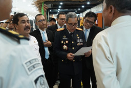 Menteri Imipas Agus Andrianto berdiskusi usai meninjau kandang baterai karya warga binaan Lapas Narkotika Kelas IIA Gunu