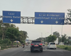 Mobil Dinas Berplat Merah Milik Pemkab Sampang, Diduga Dipakai Kepentingan Pribadi di Suramadu saat Hari Libur
