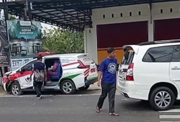 Rujuk Bayi Prematur, Ambulans RS Bantarangin dan Mobil Anggota DPRD Ponorogo Adu Banteng