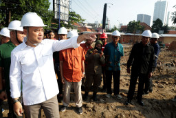 Sidak Revitalisasi Pasar Keputran Selatan, Wali Kota Eri Harap Warga Belanja Lebih Nyaman dan Bersih