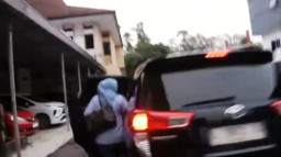 Usai Diperiksa KPK, Dua Saksi Kasus Maidi Kabur dari Kejaran Wartawan